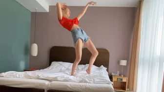 A blonde with long and slender legs dances right on the bed in short shorts | Dance workout