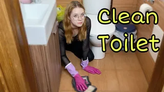 Clean the toilet in 10 minutes wearing rubber gloves!