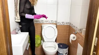 Clean the toilet in 10 minutes wearing rubber gloves! #3