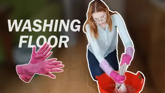 Hands-On Magic: Watch How This Woman Transforms the Floor Without a Mop!