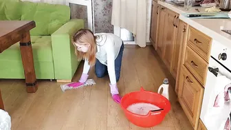 Hands-On Magic: Watch How This Woman Transforms the Floor Without a Mop! #3