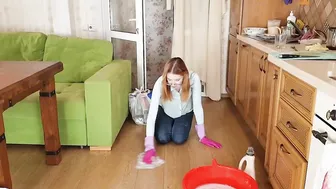 Hands-On Magic: Watch How This Woman Transforms the Floor Without a Mop! #4