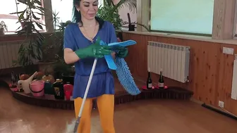 Mopping the floor in a blue t-shirt and yellow tights | my cleaning routine | SUPPORT UKRAINE #3