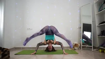 SHORT CLIPS: headstand with leg waves #4