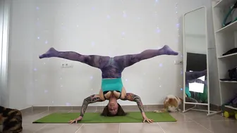 SHORT CLIPS: headstand with leg waves #5