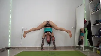 SHORT CLIPS: handstand-abs with a wall #4