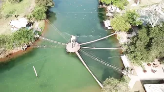 CAMINHANDO NA PONTE QUE BALANÇA | Carol Kunst na Nascente Azul, Bonito/MS #2