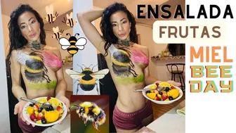 Ensalada de frutas endulzada con miel de abeja pura / Celebrando El Dia Internacional de las ABEJAS