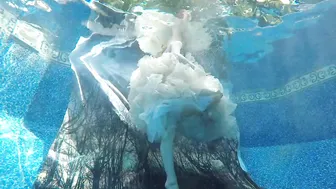 Give in to Gravity: Behind the Scenes at an Underwater Photoshoot with a Professional Model #5