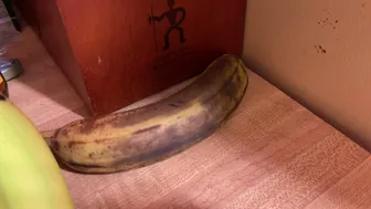 Banana in the Refrigerator: Will it Keep Longer? Can you eat it?